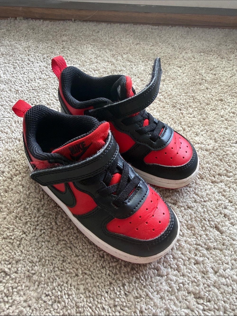Nike Kids Red and Black Low-Top Sneakers